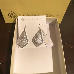 NIB Kendra Scott Addie Silver Drop Earrings In Silver Filigree Mix